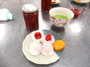 完成した苺大福とジャムと抹茶