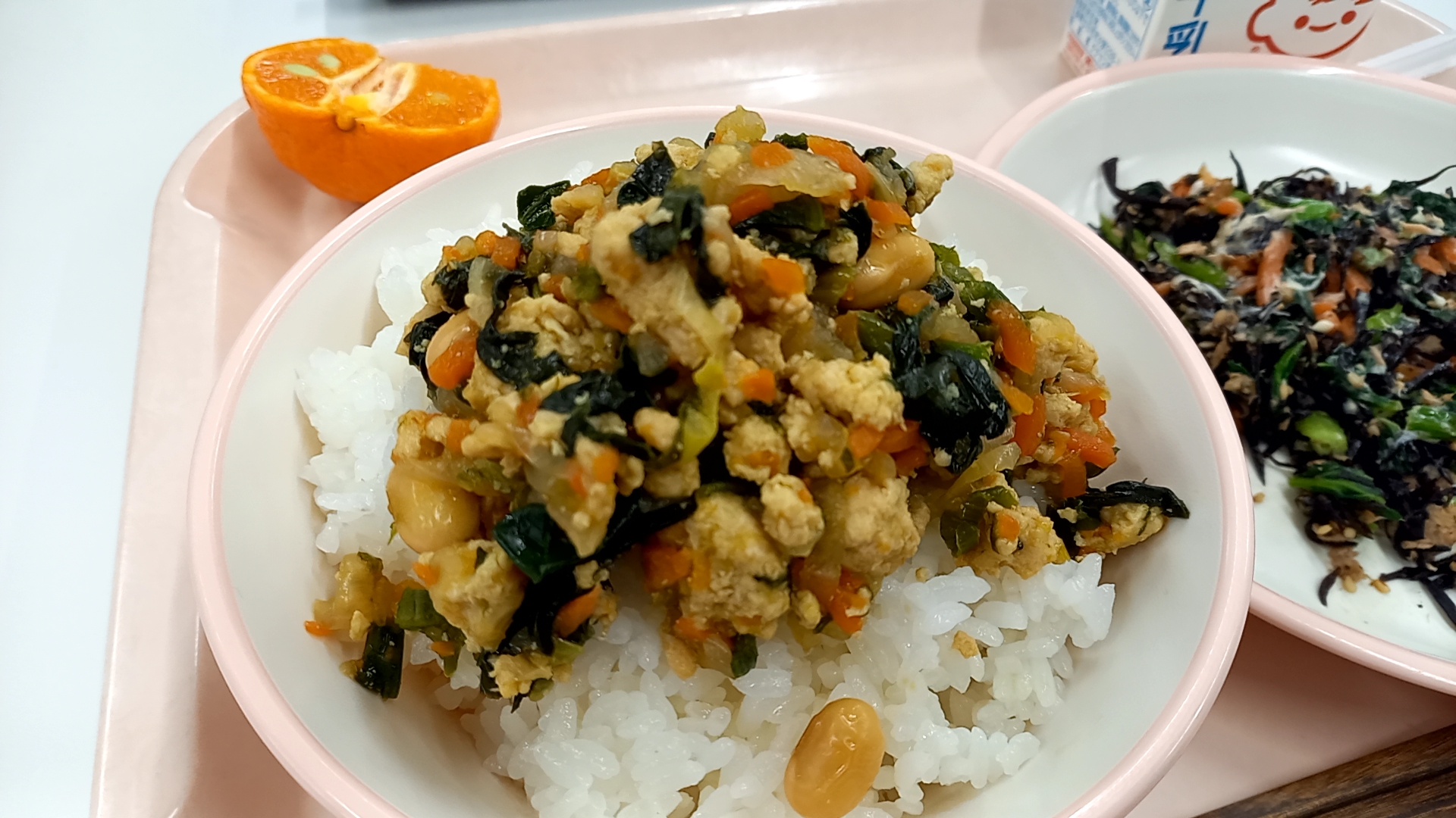 大野学校給食センター1月31日の栄養たっぷりまめな丼の写真