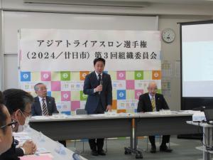 組織委員会で挨拶をする松本市長の写真
