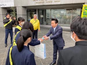 交通安全帽子配布