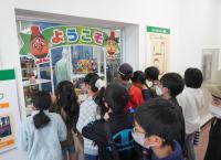 初めて見る工場に興味津々な様子