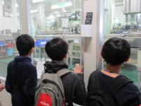 機械を熱心に見ている様子
