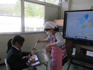 佐伯中学校の給食を食べている子どもの様子