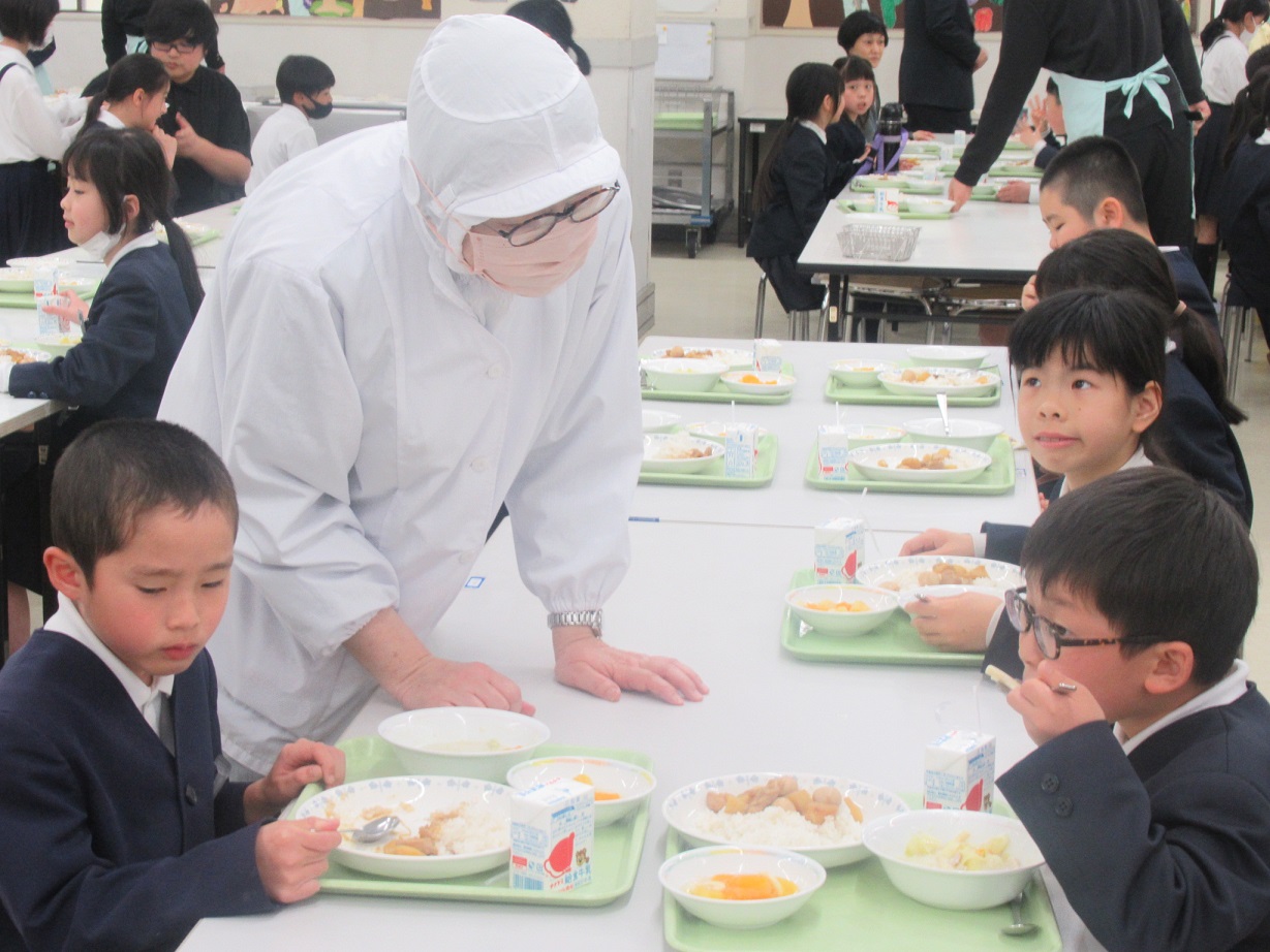 宮島学園の給食を食べている子どもの様子