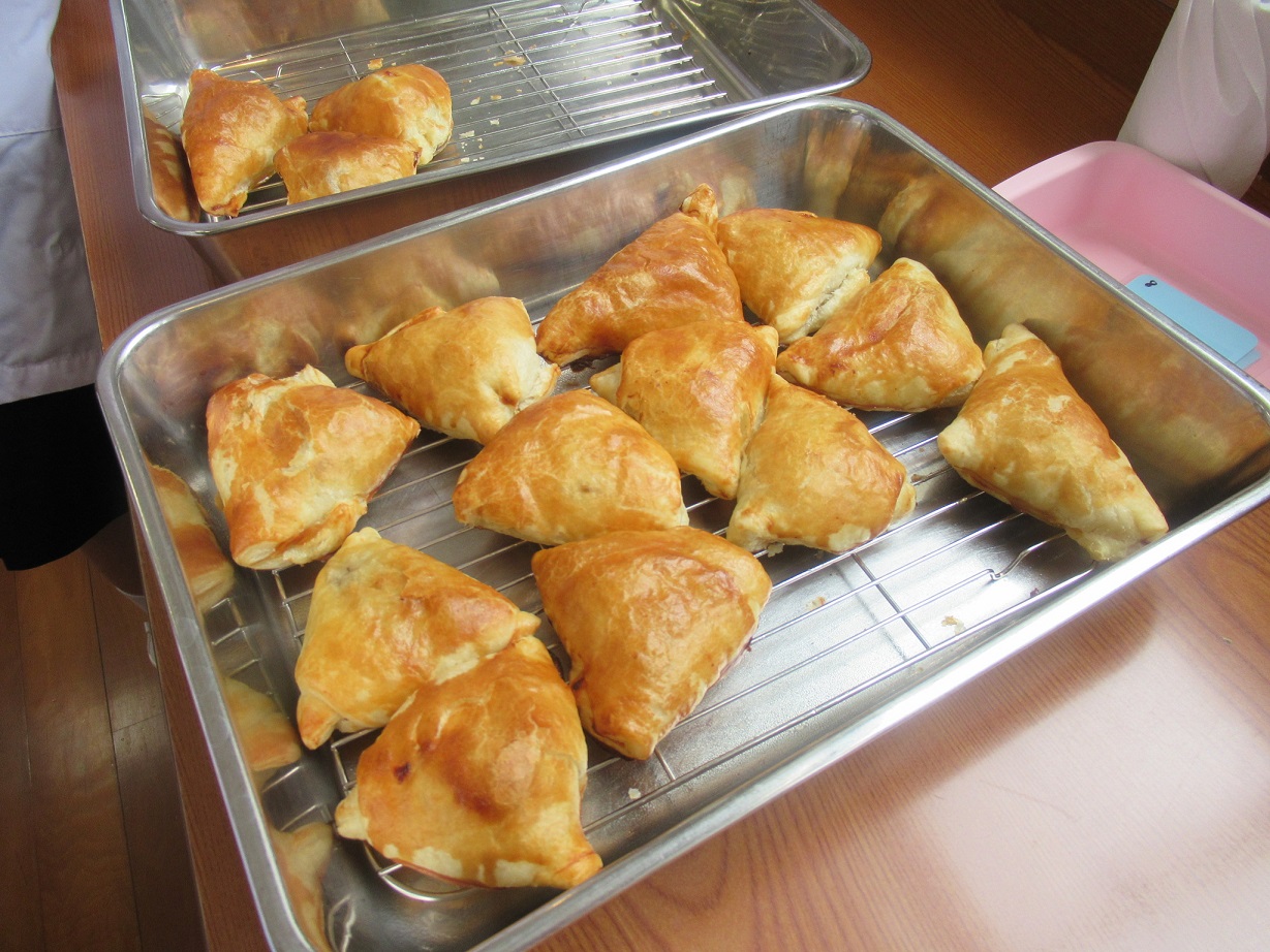 吉和学校給食センターで作られたウズベキスタン料理のサムサ