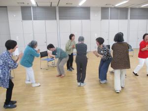 笑いヨガ　みんなでナマステのポーズ