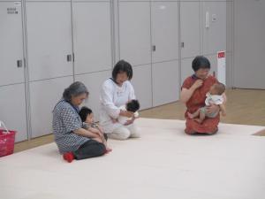 赤ちゃんをだっこ