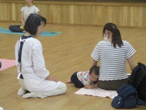 お母さんのそばで見守り