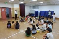 子供たちが話を聞いている様子