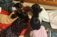 寝る前にお話している子供たち