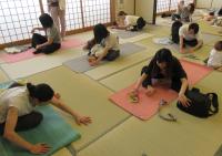 赤ちゃんと一緒にヨガをしている様子
