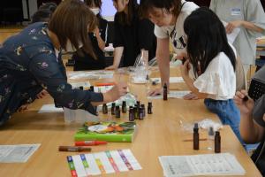 参加者の様子（アロマを選ぶ）