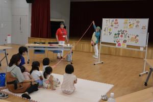 参加者の様子（腸の長さを体感）
