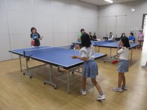 会場の様子（姉妹と大人）