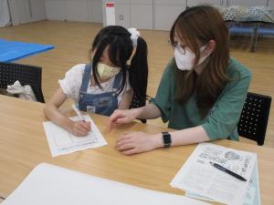間取りを書き出している様子