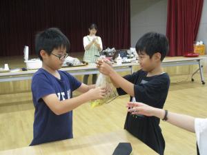 鯖チャーハンづくり（男の子2人）