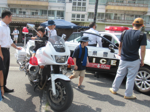 パトカーと白バイに乗せてもらっている様子