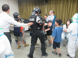 警察装備で交流する様子