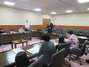 議長のお話を聞く様子