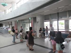 初めに議会の説明を受ける様子