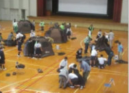 児童と地域の方々が協働して防災テントを設置