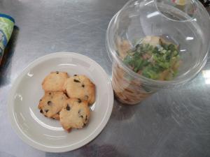 完成したふるふるうどんとチョコチップクッキー