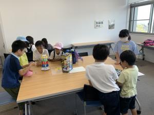 みんなでゲームをしている