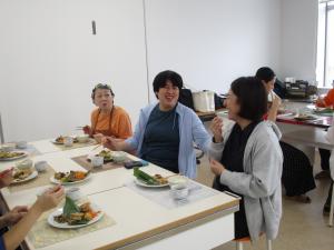 みんなで食事をしている様子