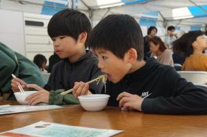 10月の味噌汁を試食している様子