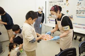 にんじんケーキの試食提供をしている様子