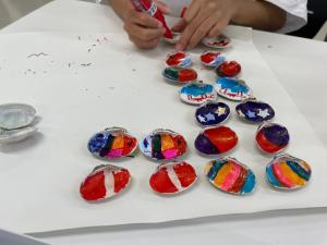 貝合わせを作っている様子