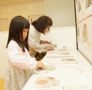 学校給食の献立レシピの紹介・配布の様子