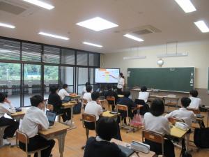 成長期の食生活についての授業の様子