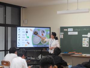 成長期の食生活についての授業の様子