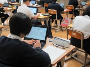 食生活を振り返る生徒の様子