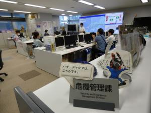 危機管理課のパネル前でお話を聞いている様子
