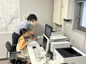 防災無線の体験をさせてもらっている様子