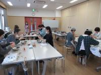香りを確かめながら調合
