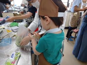 手で丸めてよもぎだんごを作る