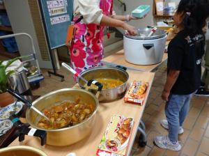 カレーを食べる