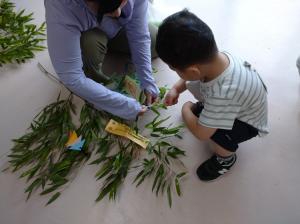 笹の葉に飾り付けをする