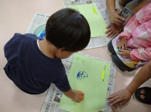 野菜スタンプを画用紙に押す
