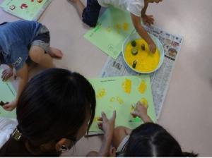 野菜スタンプを画用紙に押す