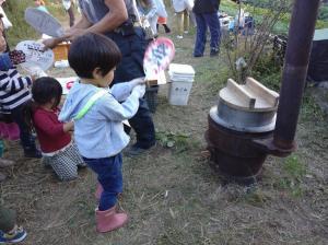 かまどでご飯を炊く