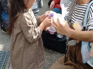 花と水をピニール袋に入れてもむ