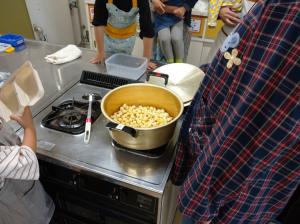 鍋でポップコーンを作る