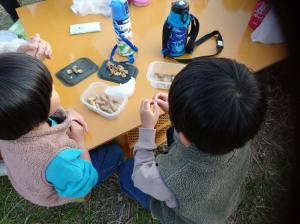 塩茹でした落花生の試食