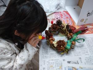 さつまいものつるでリースを作る