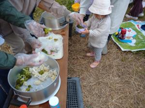 蒸した野菜を食べる