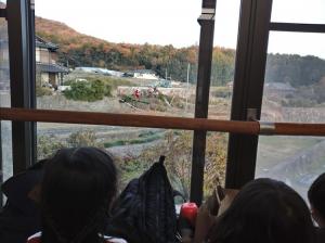 畑から手を振るサンタクロース